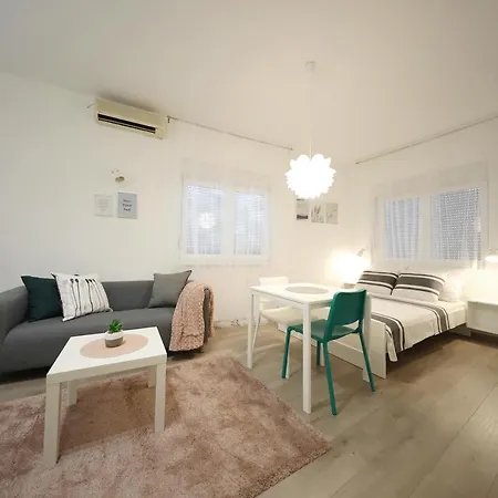 Old Town Stylish Andi * Ζαντάρ